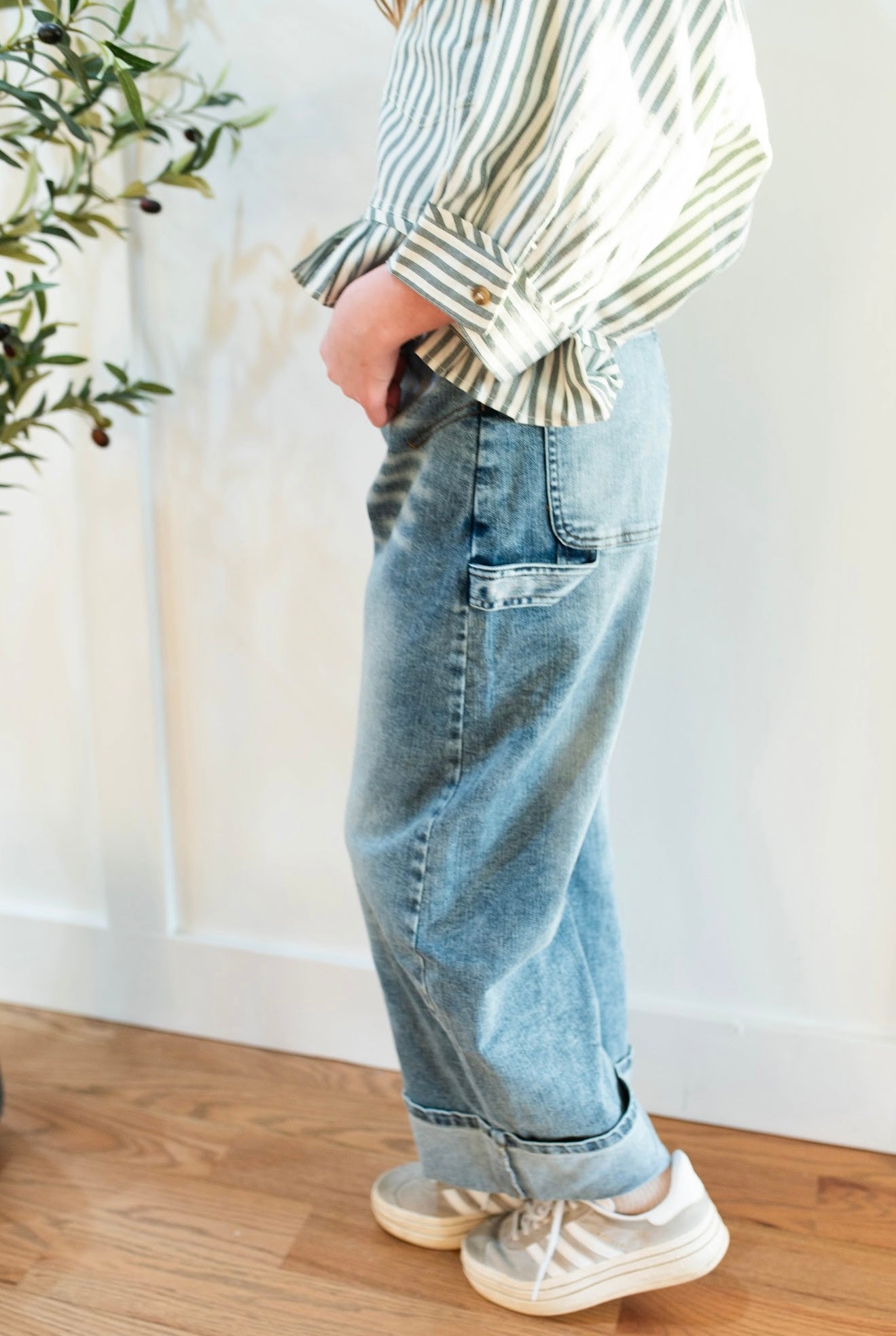 Rolled Hem Horseshoe Barrel Jeans