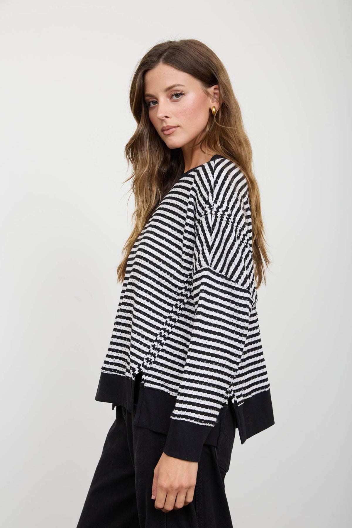 STRIPE EXPOSED SEAM SPLIT HEM LONG SLEEVE KNIT TOP : CREAM