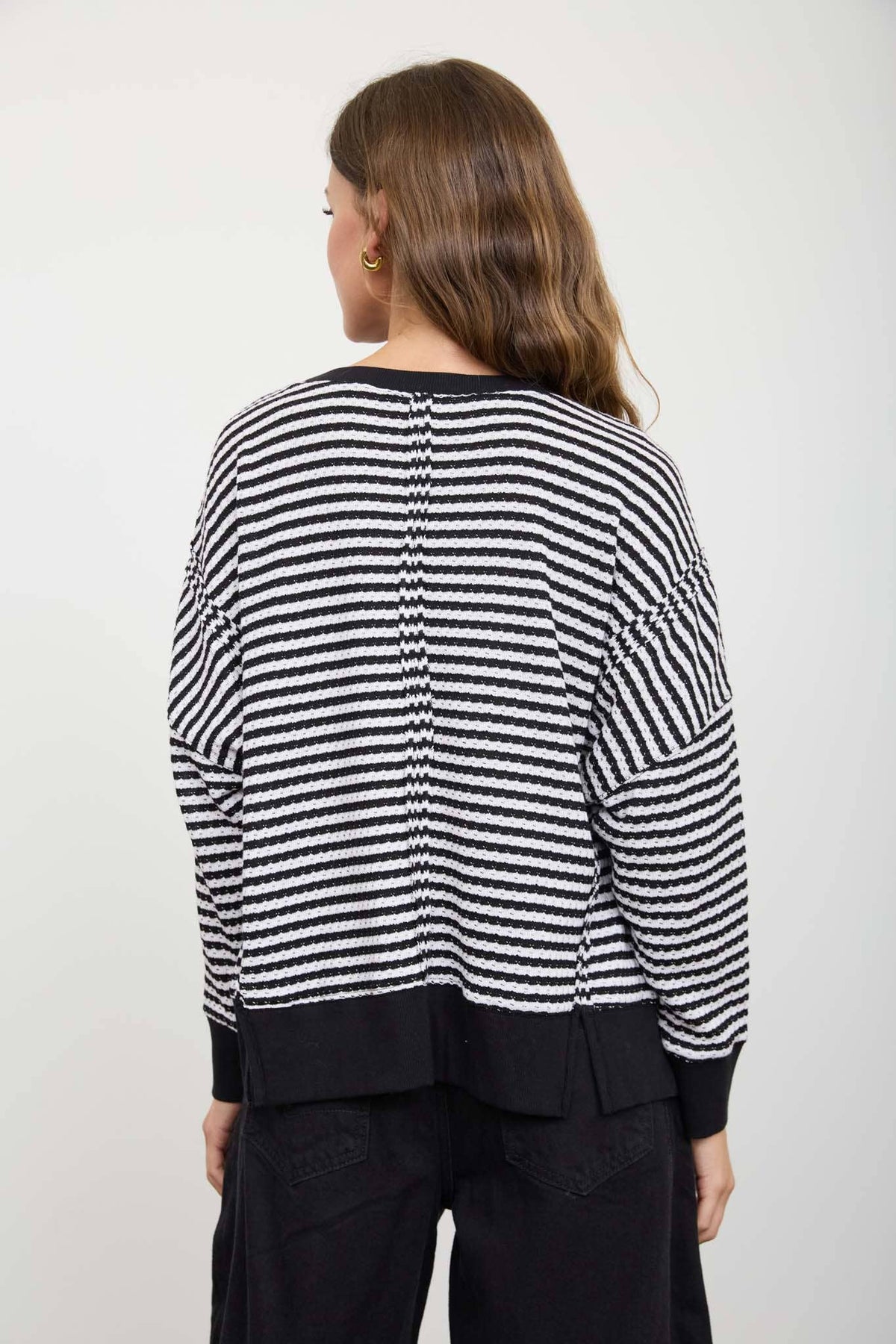 STRIPE EXPOSED SEAM SPLIT HEM LONG SLEEVE KNIT TOP : CREAM